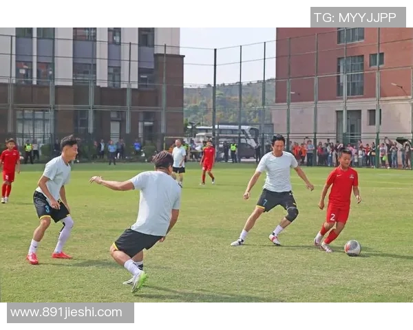 足球比赛中场上有多少人参与以及替补席的球员数量分析